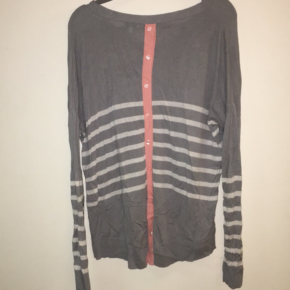 Long sleeve sweater. Striped.Buttons down the back